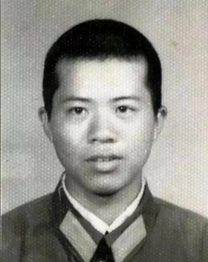 1984年，老山前线，21岁战士刘家富因左腿中弹，跌倒在弹坑中，不料被两名越军发