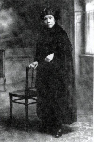 丈夫是混蛋，她独自培养出4位中央委员，临终不知儿子已壮烈牺牲。她是个被传统文化荼