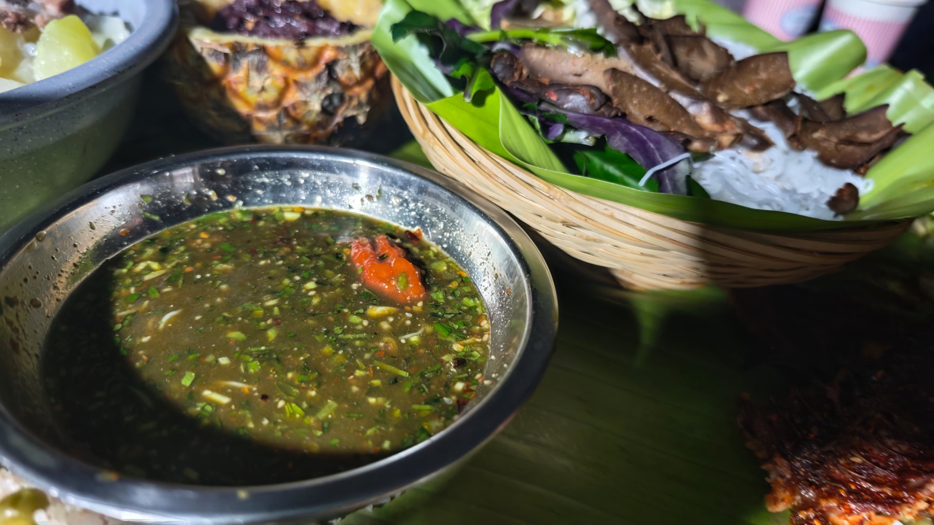 傣族的撒撇配米线，我吃了一口，全身一个激灵，又苦又凉又有点涩。