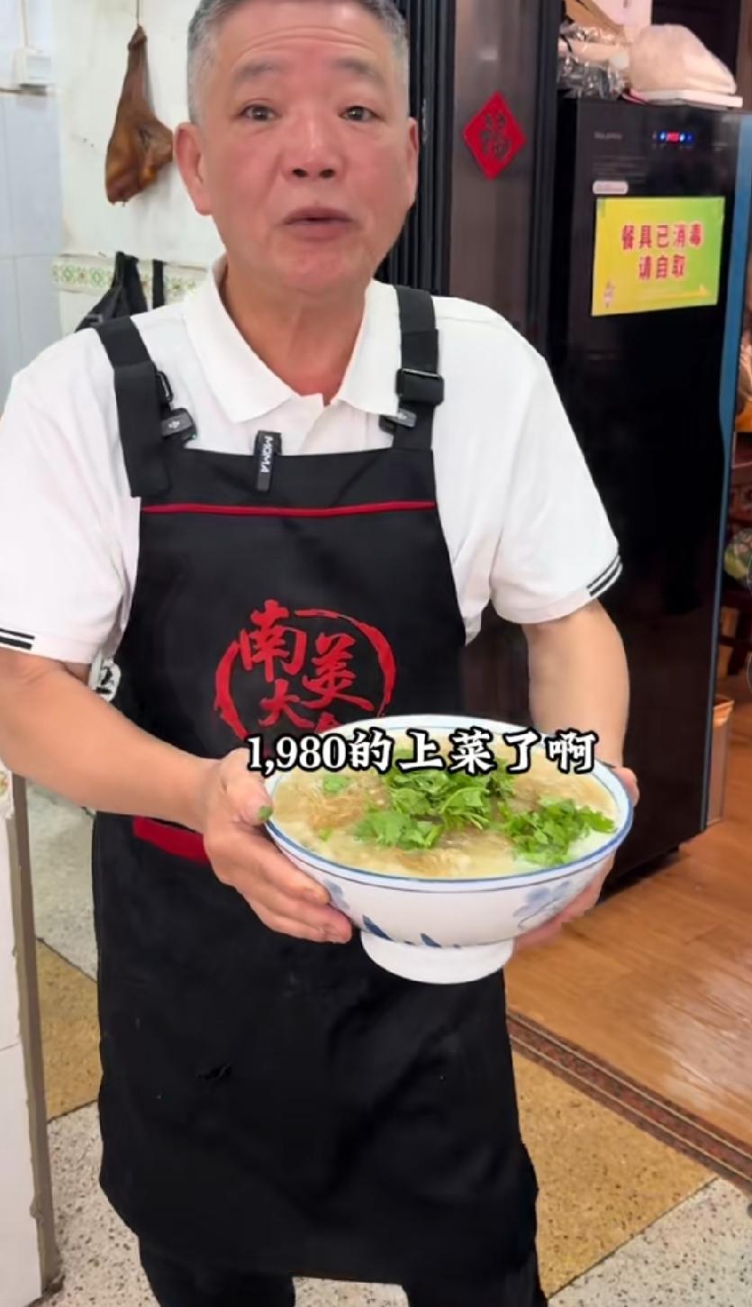 汕头那位一碗猪肚汤卖到1980元的大叔，最近算是把流量的门道摸得透透的。明明是