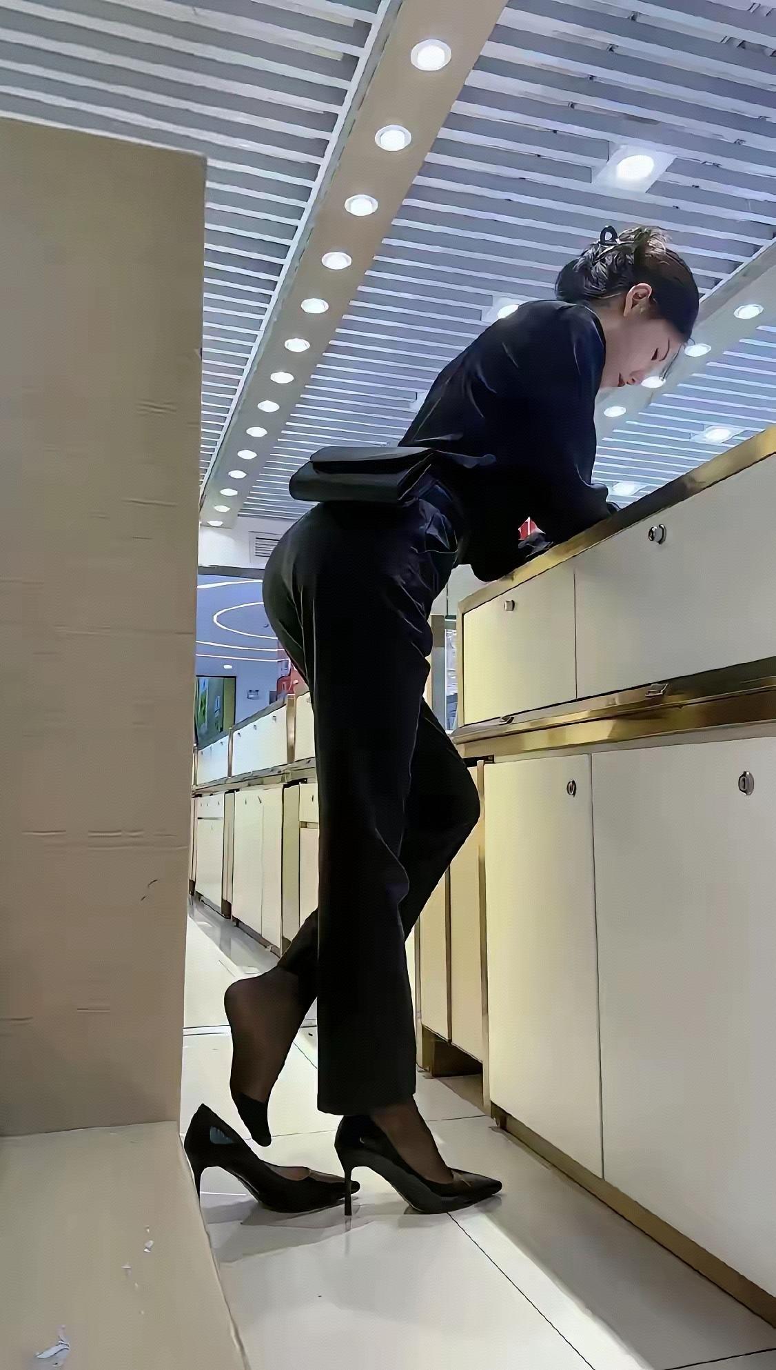 在公众场合随意脱鞋，是好还是不好？虽然有些鞋子非常容易脱，也容易穿，还可以让脚