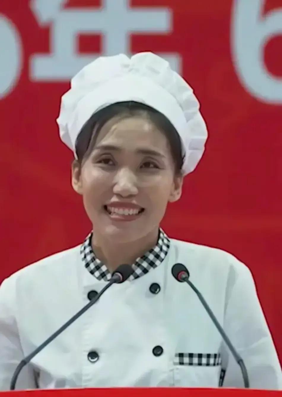 我们都被这个阿姨“骗了”！说她只是个食堂打饭的阿姨，打死我都不
