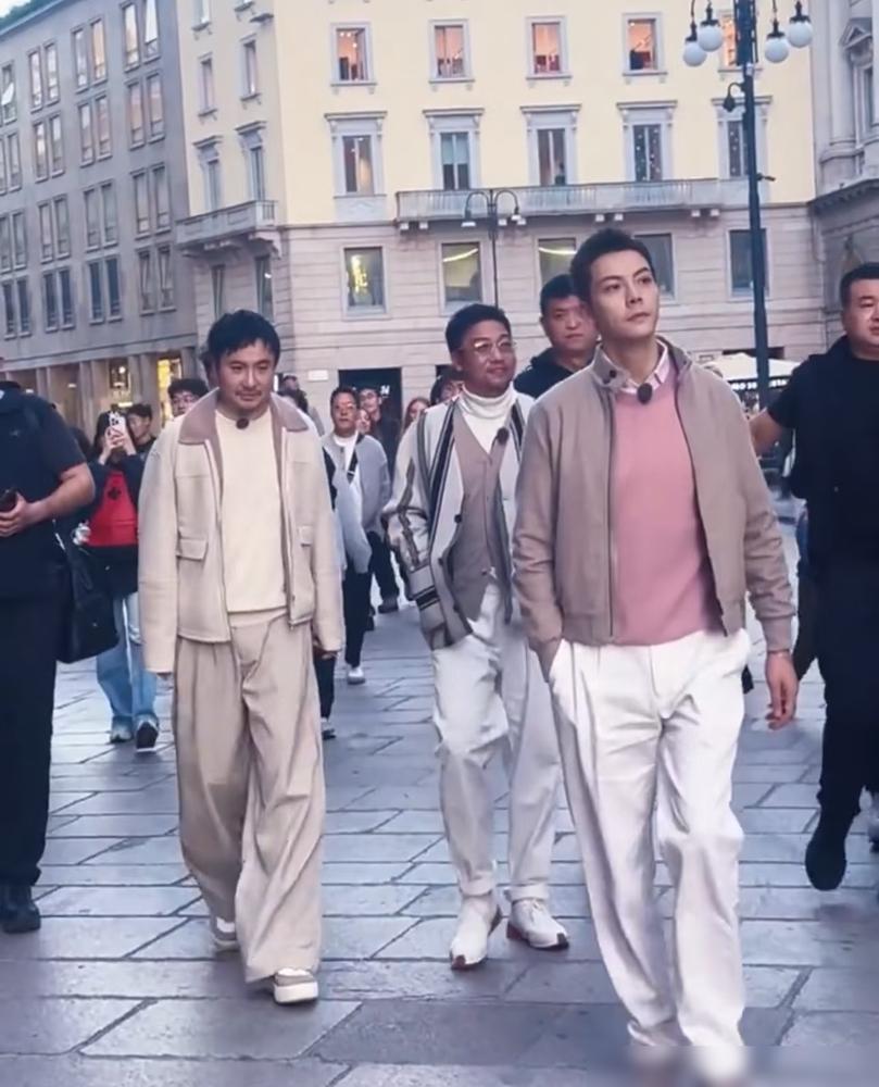 意大利街头这仨人太逗了！陈伟霆带沈腾贾冰录综艺你们看陈伟霆，穿得特像“老钱”