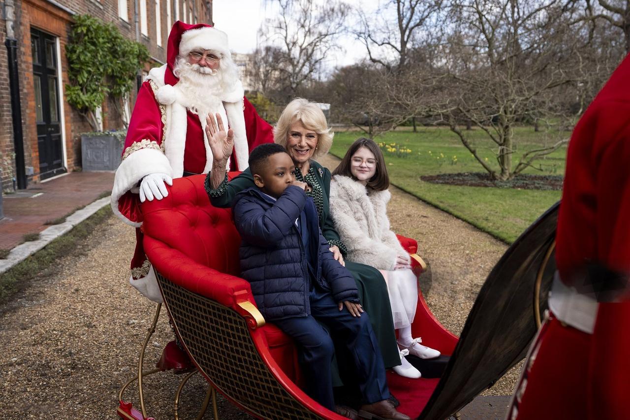 母亲在，家就在，母亲不在了，家也就散了。戴安娜王妃去世以后，哈里王子没有和王室