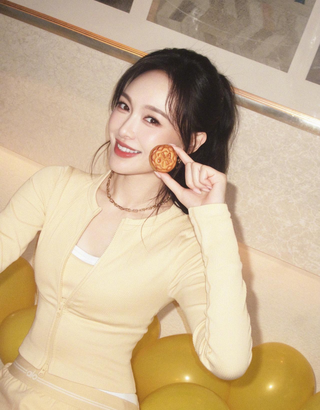 高马尾甜妹上线！唐嫣这套妆造元气又显贵