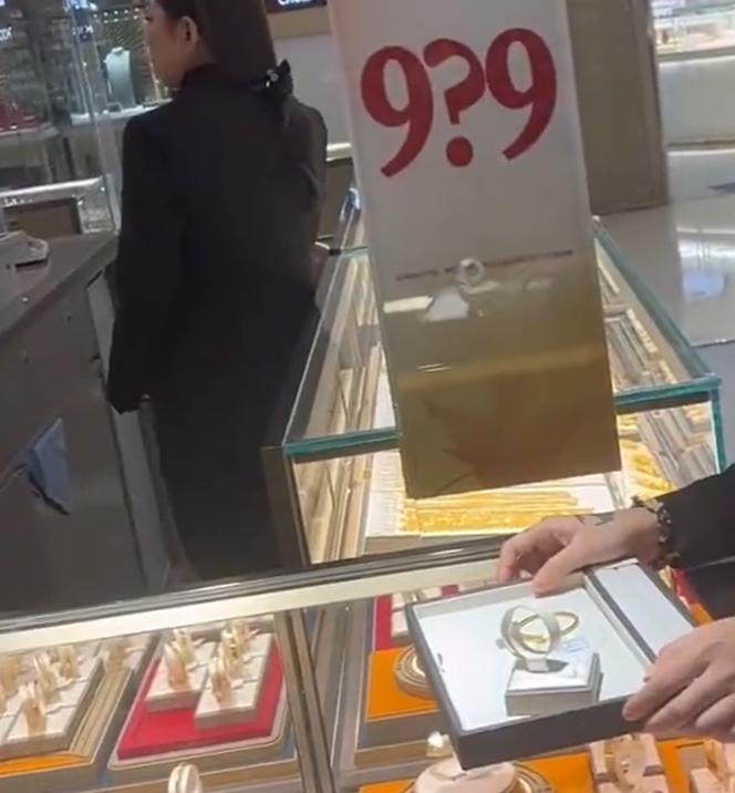 这做法实在可笑。事发在广东，一女子带孩子逛金店时，在营业员的全程注视下试戴了一