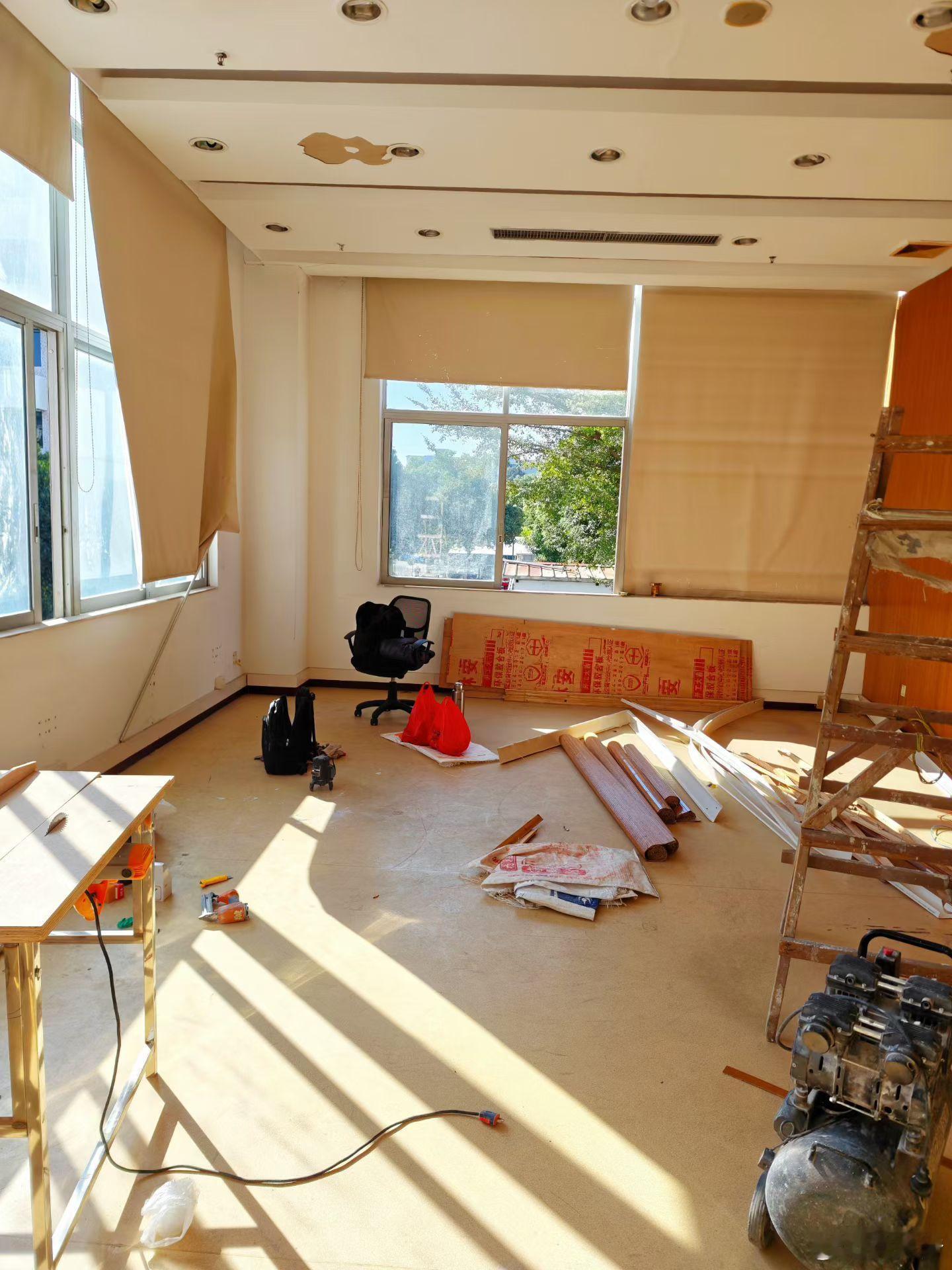 公司开始装修有些天了，结果因为不能工作日用电钻打磨机，所以只有周六日才能施工过去