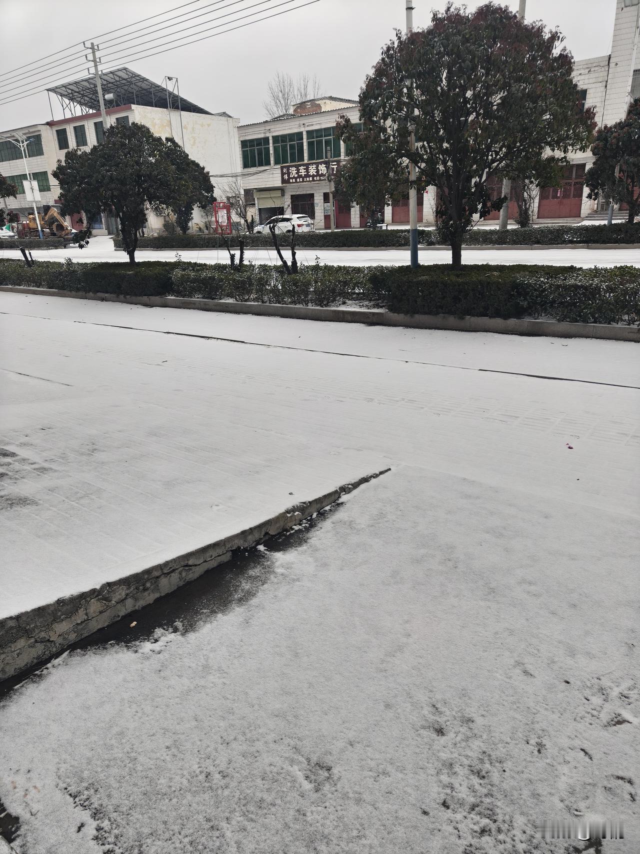 雪落小镇，治愈一切喧嚣❄️一觉醒来，整个小镇都被温柔裹住了。街道铺上