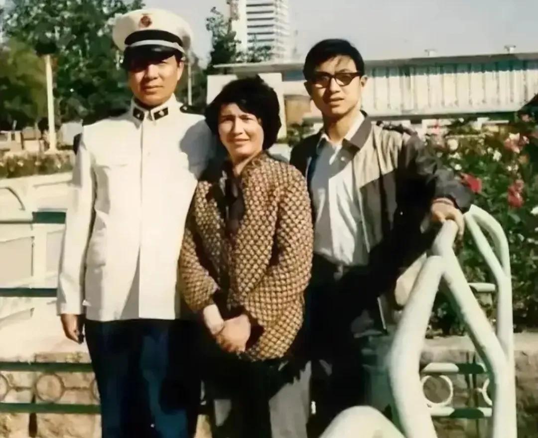 90年代，汪峰和父母，拍下了一张留影，当时的他正在读大学，看起来还非常的青涩。