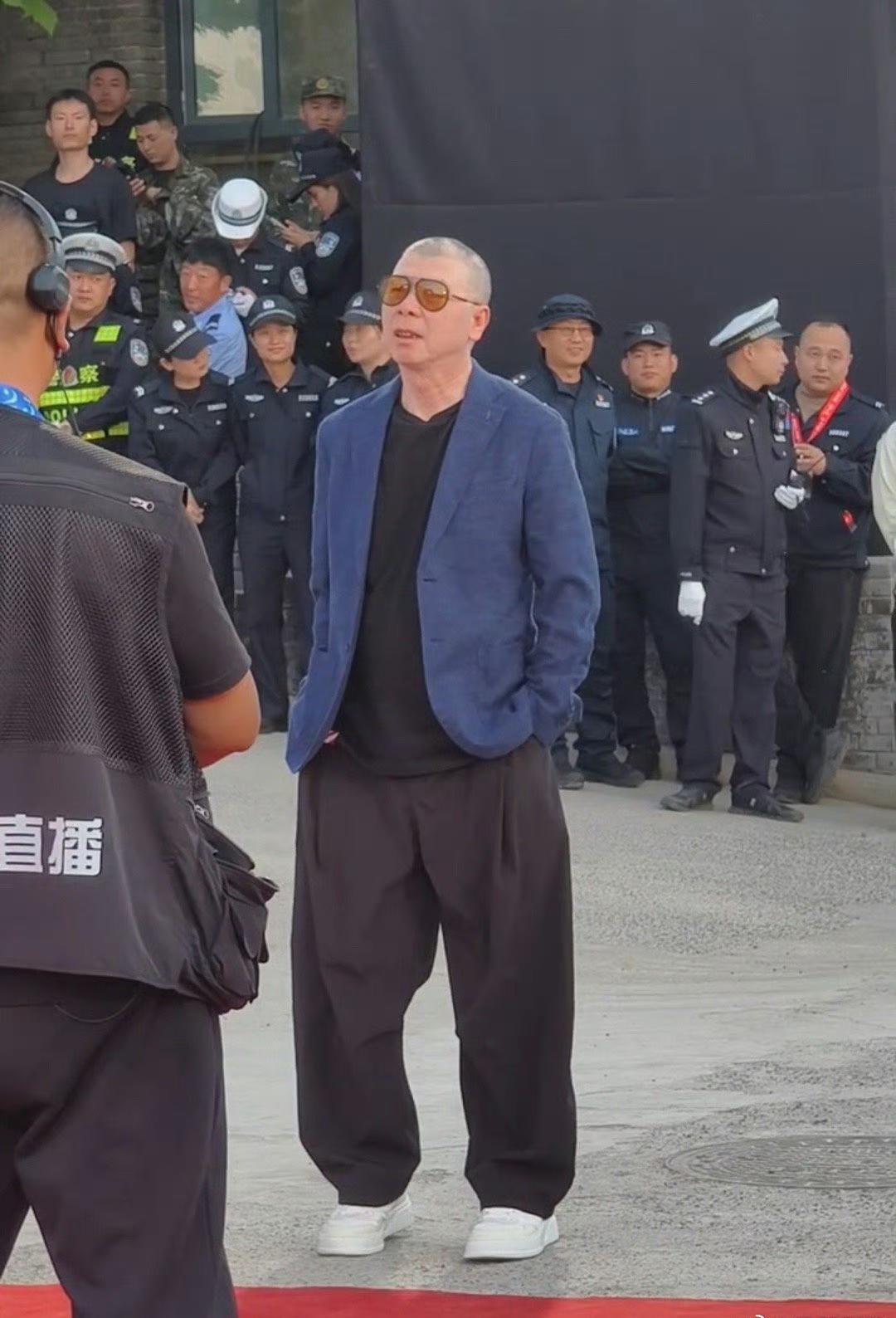 帅！冯小刚这穿搭风越来有味道了！这衣服、裤子、鞋子应该不便宜……