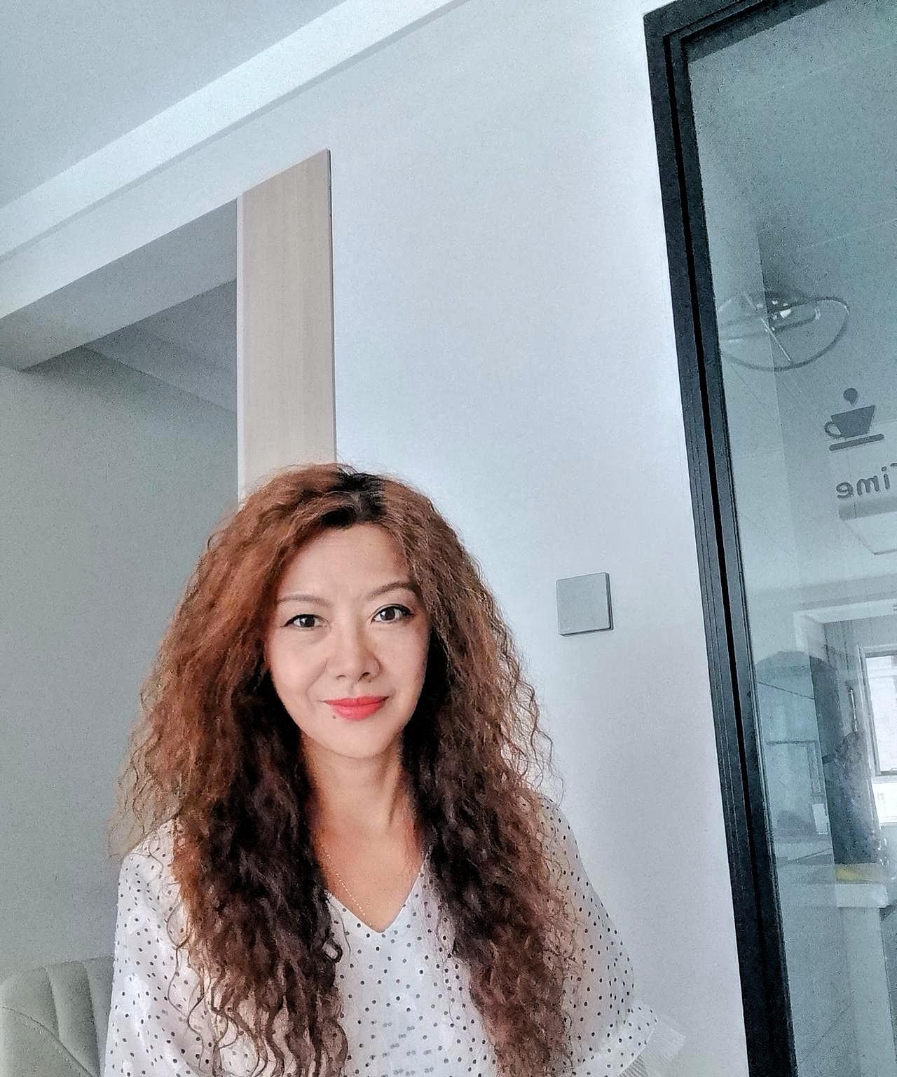 有好几位网友说我这次烫的头发不好看，太黄太毛糙，劝我赶紧染回来。染回来是不可能了
