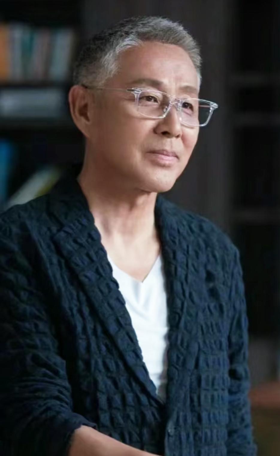 陈道明说：“别人爱不爱你不重要，真的不重要，甚至父母爱不爱你不重要，亲人爱不爱你