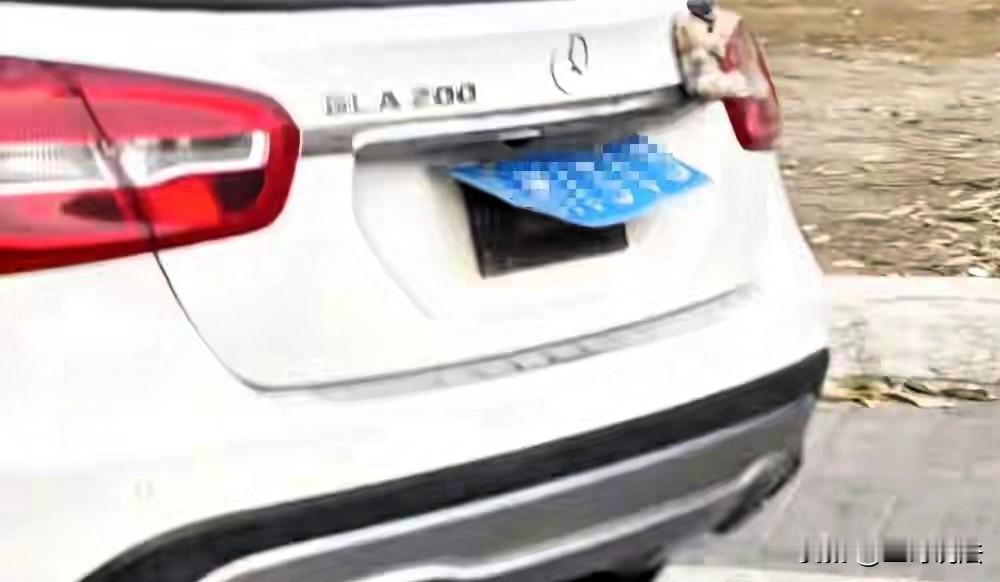 辽宁大连，一女子将奔驰SUV停放在一家商场门边左侧，她随后离去，第四天才来取车，