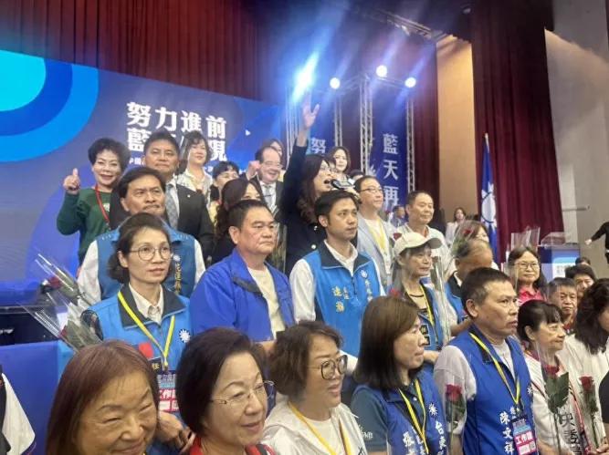 电子脚镣戴在脚上，鲜花却捧在手里。这就是国民党党工今天的真实处境！郑丽文上任第一