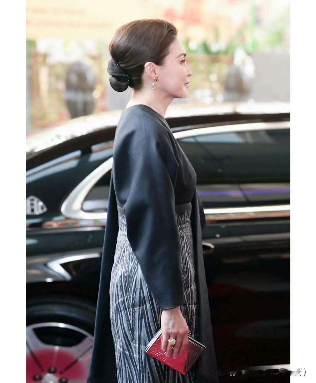 经历过大场面的女人就是不一样！苏提达王后经过岁月的沉淀，愈发大气！