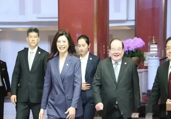 4月10日，国共两党领导人在北京会晤，全世界人民都看的清清楚楚，结结实实打了台湾