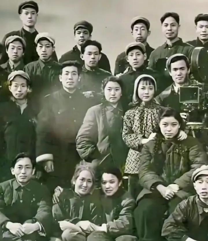 50年代投拍的电影《白毛女》，主创人员们的一张合影，王滨、水华任导演，田华饰演喜
