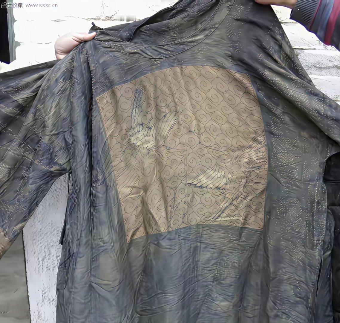 一个老大爷在收老物件时五十块钱收到一件清代官服，上面绣着仙鹤，有没有人知道这是几