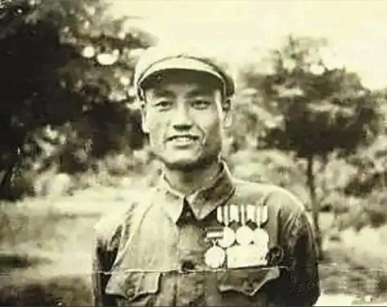 1952年，姚显儒趁天黑，摸到美军阵地前，突然，他感觉脚被猛地一拽，仔细一看，竟