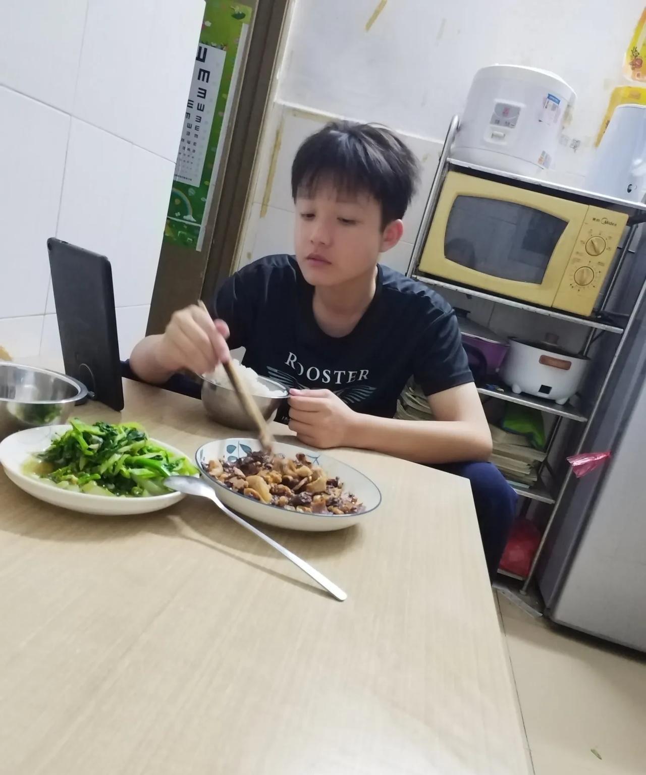 今天星期六，我儿子参加生物实验会考，这个分数是要计入中考的，我很是重视。这两天