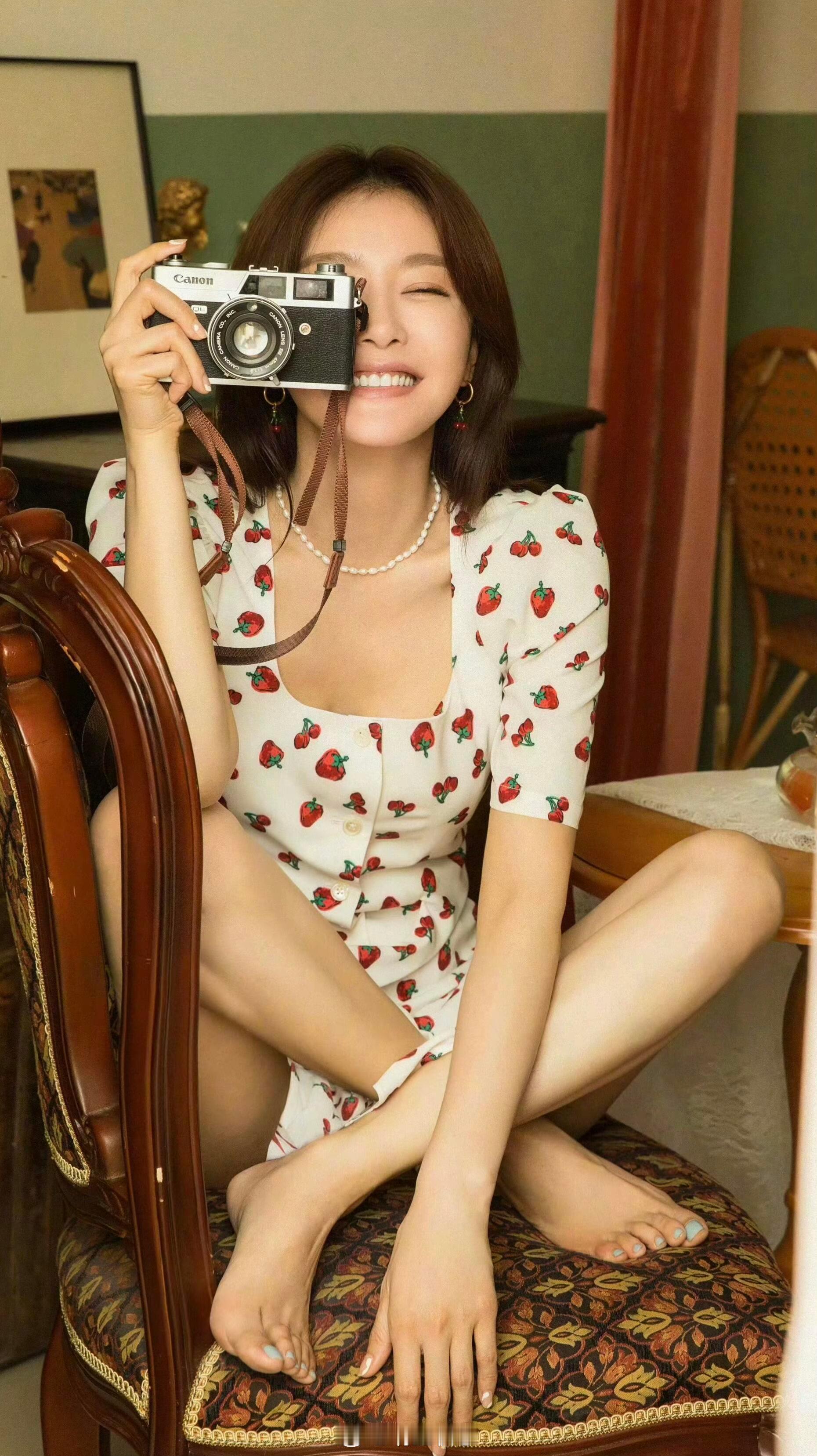 秦岚居家拍摄少女感中带有一种成熟范​​​