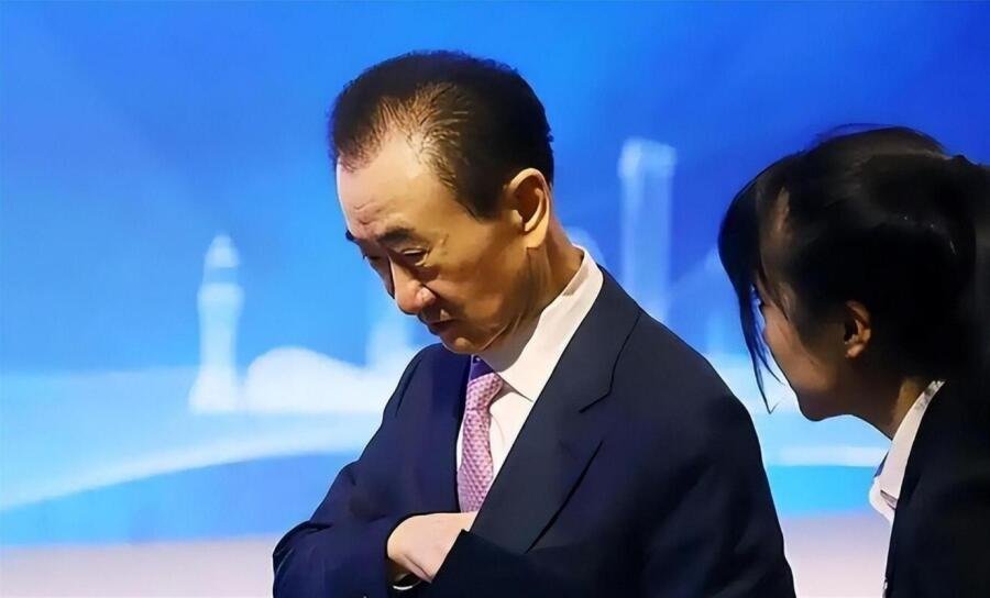 38岁王思聪大变样，满头白发、穿着潦草，父亲背债他还在国外潇洒