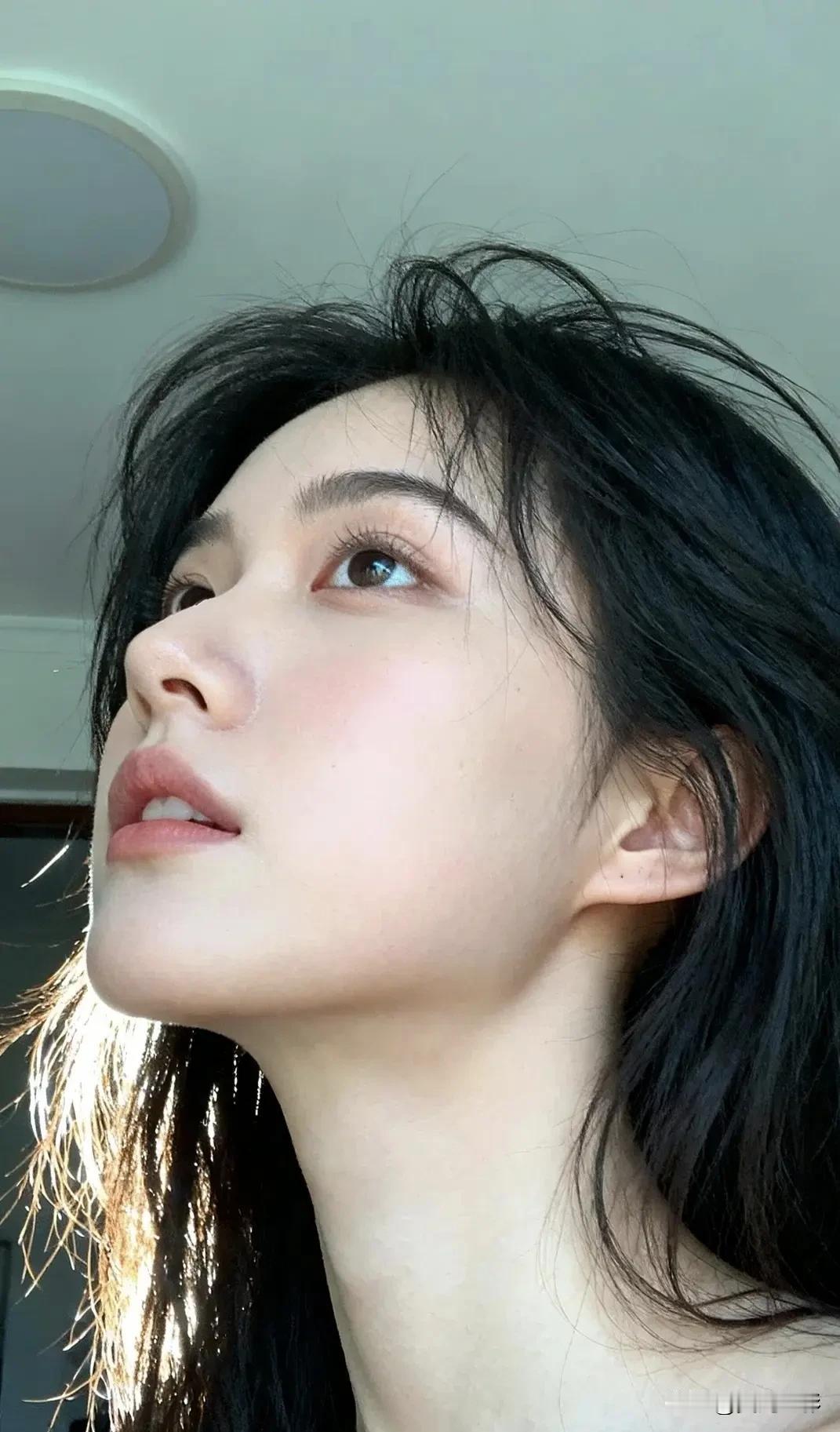 光之影阳光洒落，温柔侧颜，美得令人窒息。温婉侧颜侧颜氛围感写真魅力侧颜