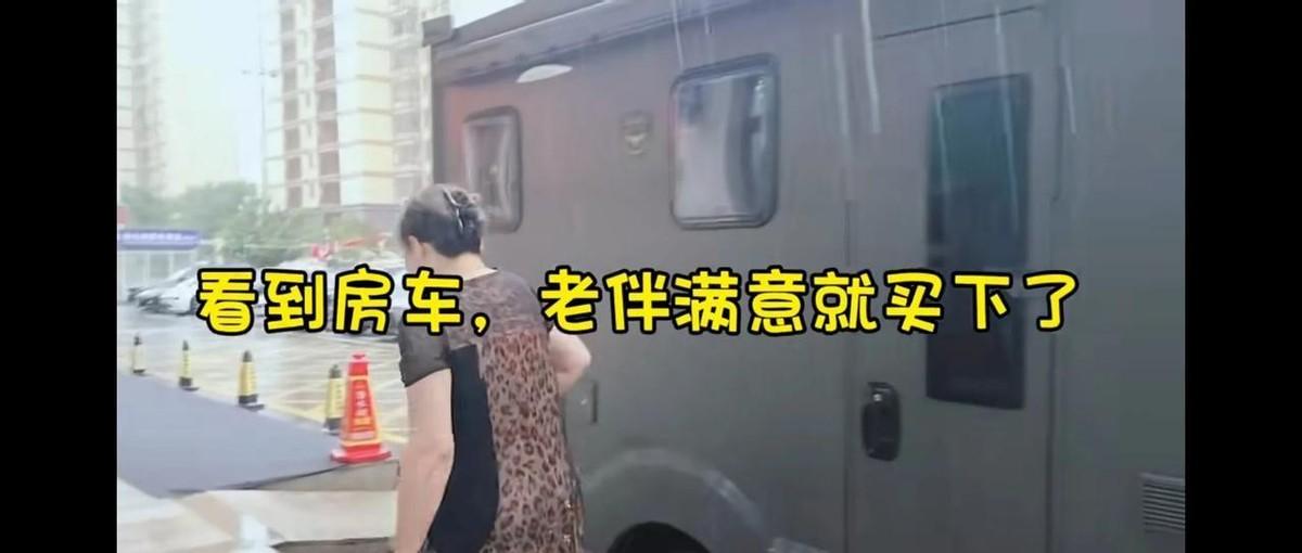 天津老两口买房的视频火了，但比车更打动人的，是他们身上那股“反算法”的活法儿。