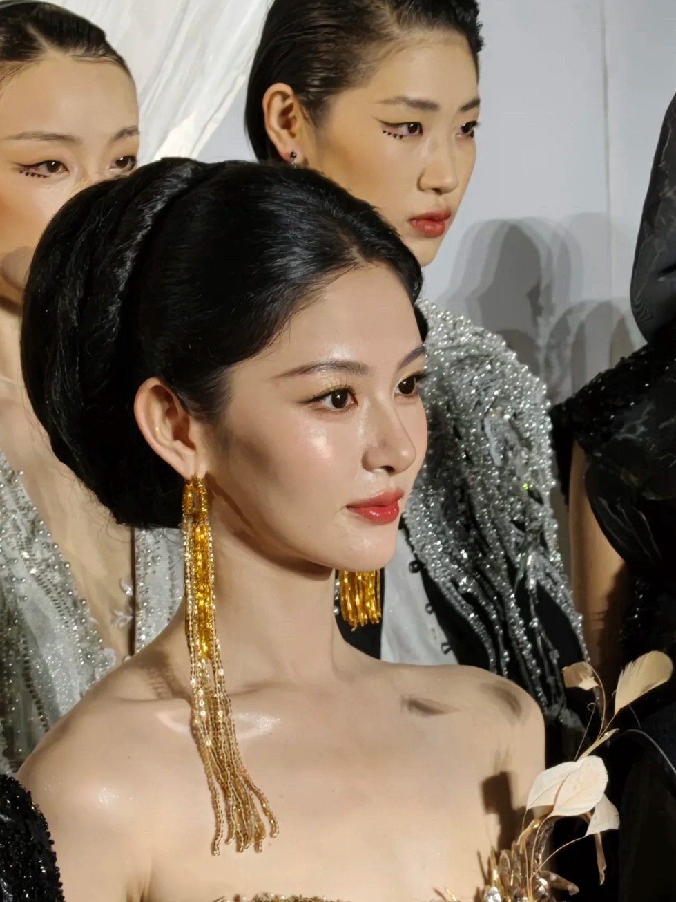 越晴真的超級漂亮！！！明艳大美女来的！！！生图直出，人群里非常耀眼​​​