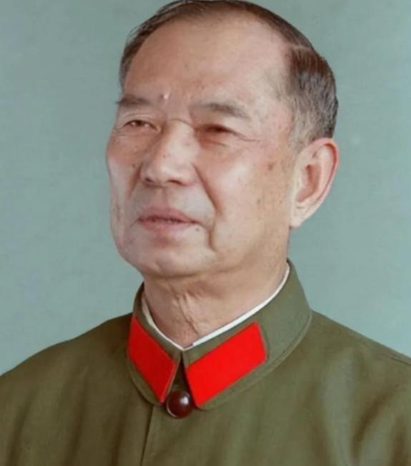 1982年，开国少将尤太忠视察部队，见一副团长好生眼熟，暗骂一句大事不好，立刻打