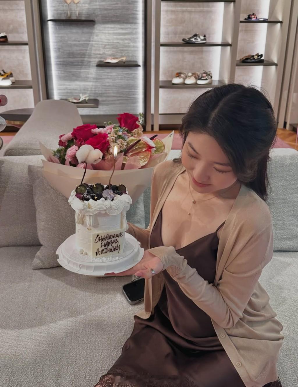 星岛：许绍雄女儿婚变传言再起许惠菁庆祝29岁生日干姐姐佘诗曼暖心相伴丈夫依旧缺席