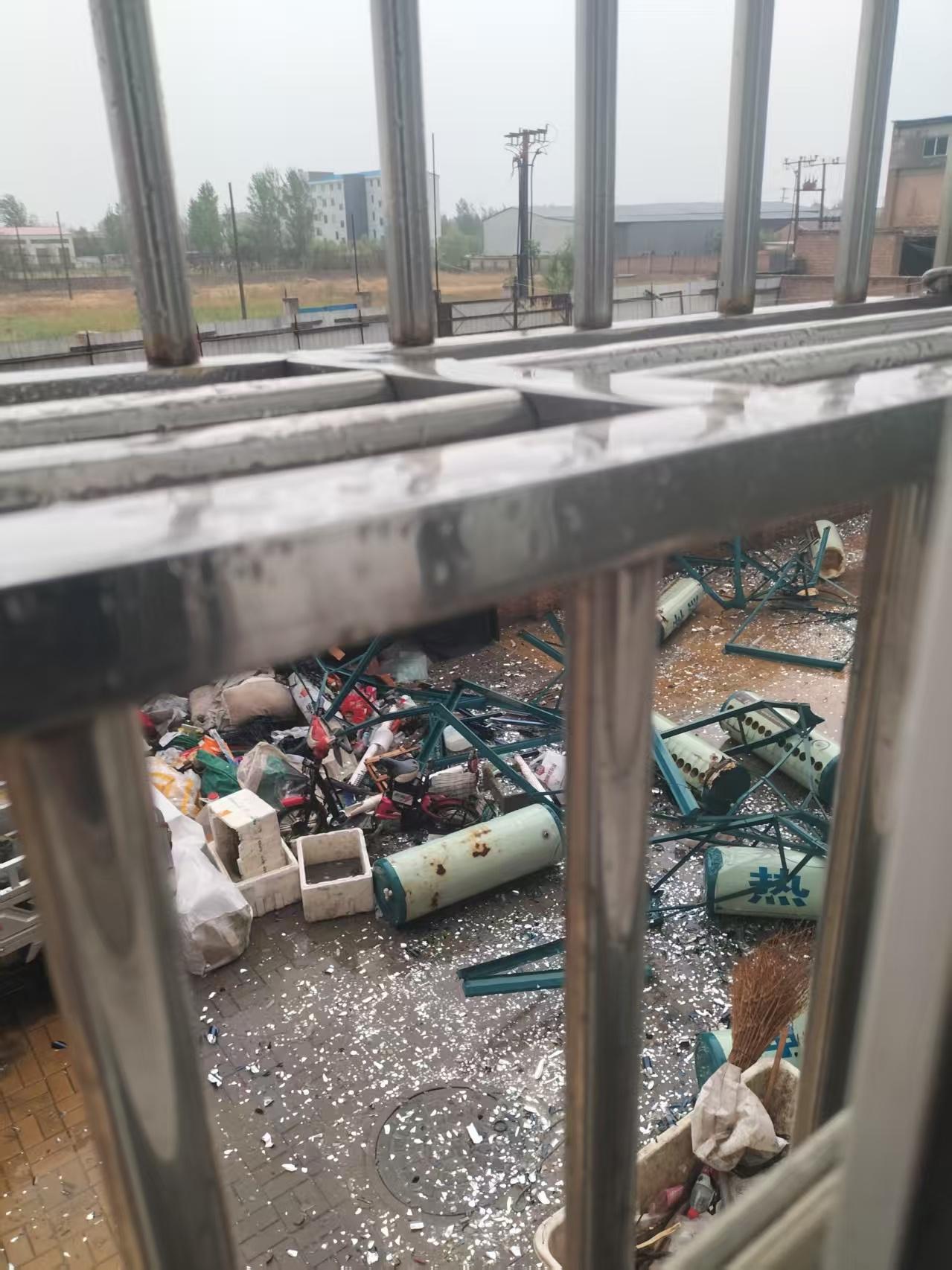 坐标河北沧州泊头市交河镇，今天下午这狂风暴雨可把人吓坏了！我在楼上亲眼看着，