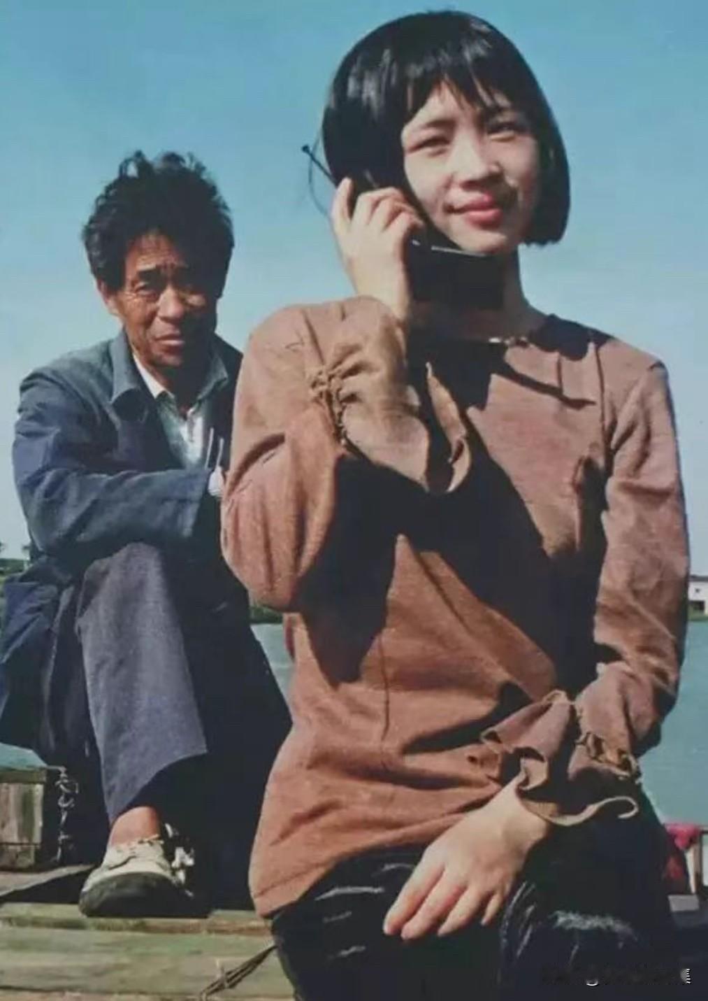 1994年，温州，打手机的乡妹子，已经走在了时代的前列。当年，温州全市GDP达2