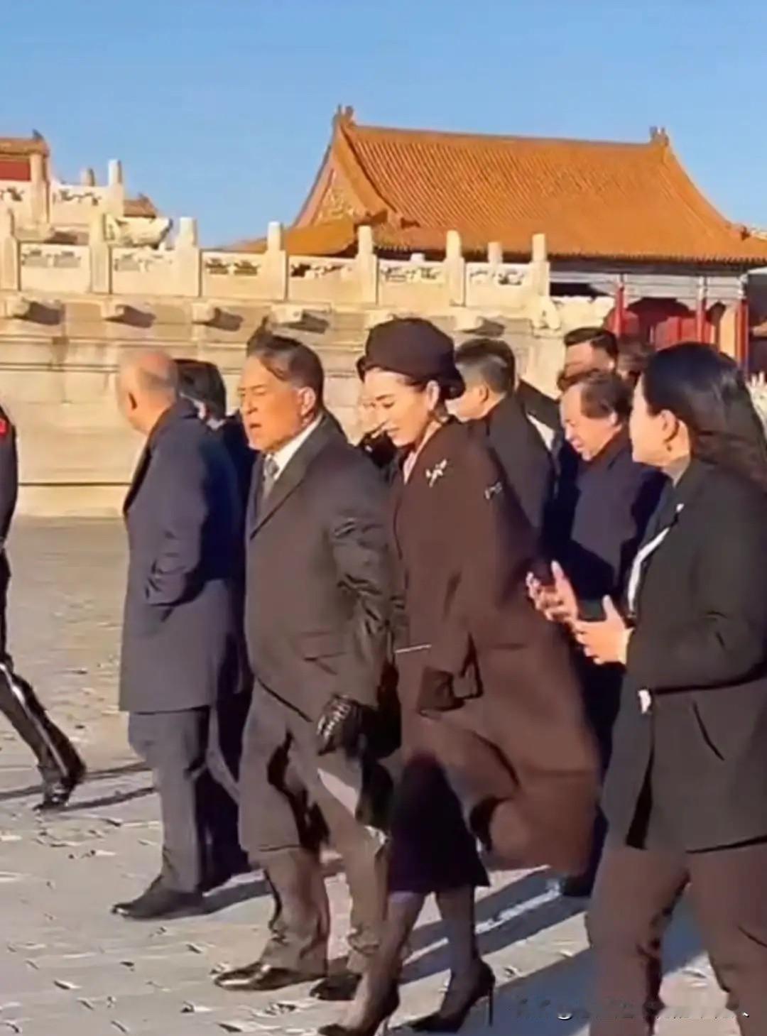 今天泰国国王和王后游览故宫，有个小细节挺显眼——太和殿前广场的石板路，居然不太适