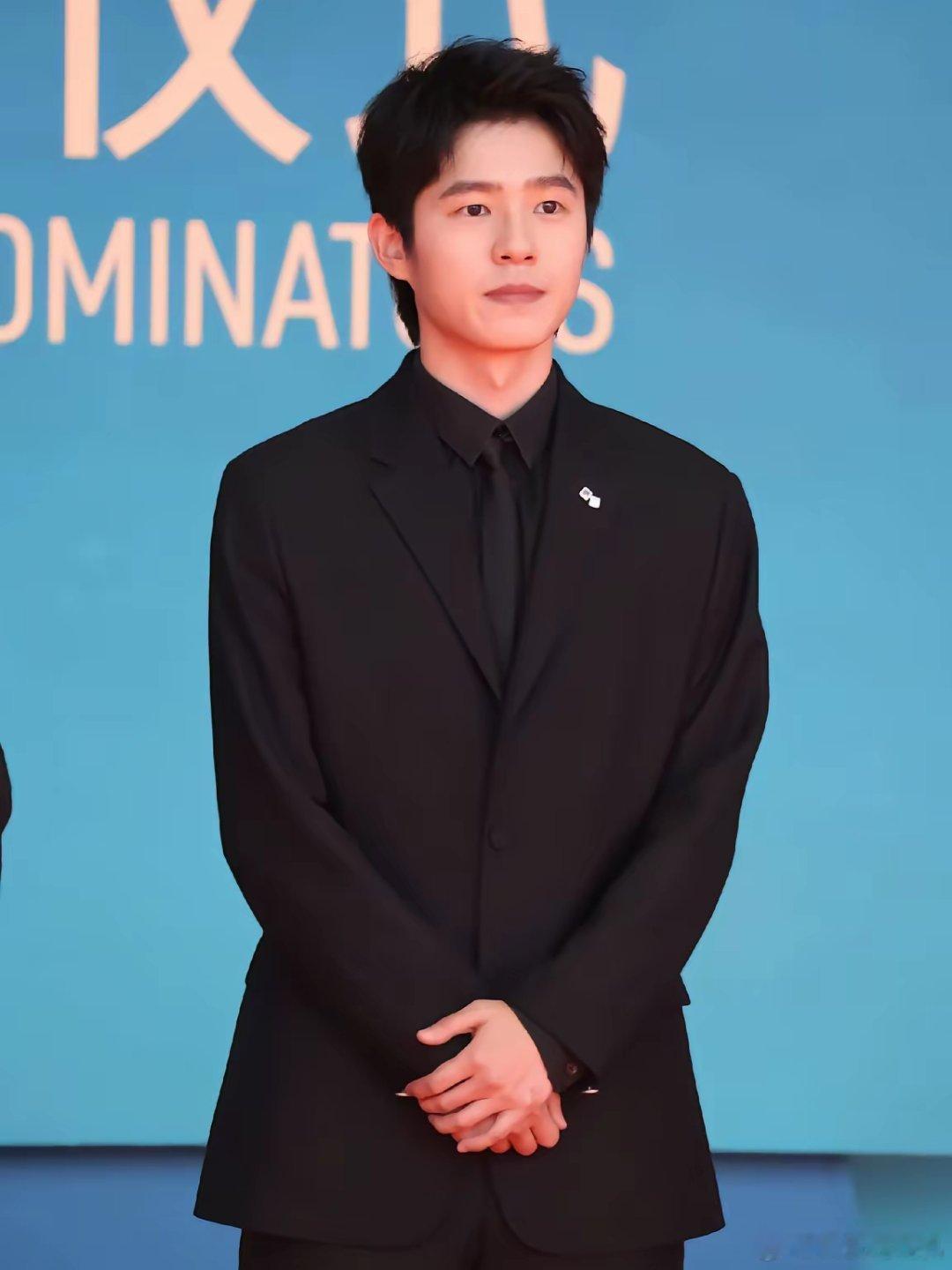 刘昊然彻底不忍了！连装都懒得装一下，昨晚金鸡奖后台跟前辈聊天，直接说：这次入围金