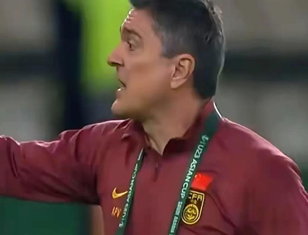 国足主帅安东尼奥，干了件怪事。对越南icon那场，记分牌早就定格在2:0，比赛