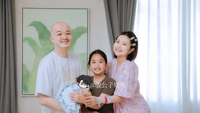 5月20日，演员包贝尔在网络上分享了温馨的一家四口合影，正式宣布二胎宝宝平安出生
