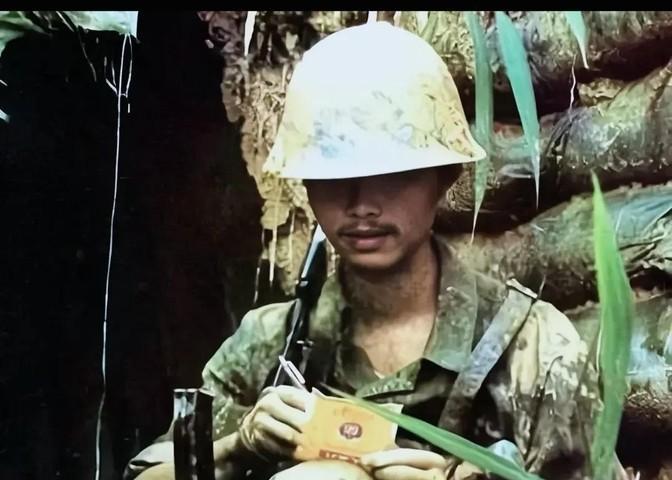 [点赞]1983年，老山前线战场上，一位排长收到家里的来信，可打开一看，这位排
