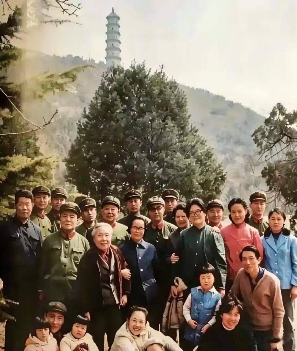 1980年代初，杨尚昆与弟弟杨白冰、妹妹杨白琳三家人在北京玉泉山合影。杨白冰曾任