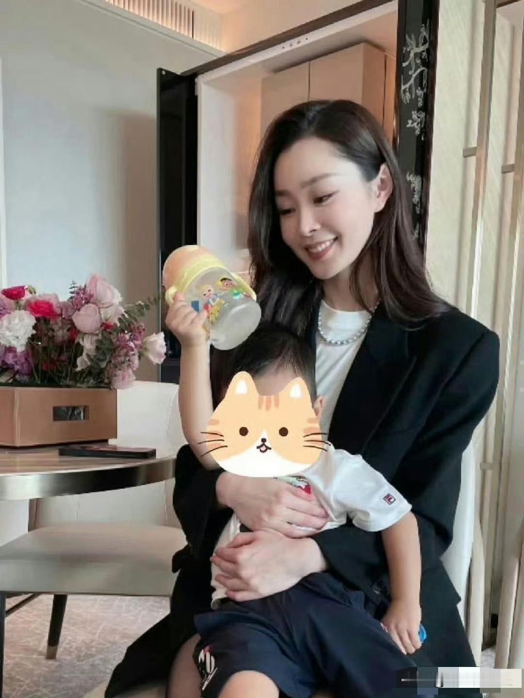 宋轶跟家里人聚餐拍合照，看下来感觉好多明星卸了妆、关了美颜，其实也跟普通人差不多
