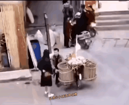 现在这些女的都是怎么啦？咋都惯成这样了[捂脸哭]