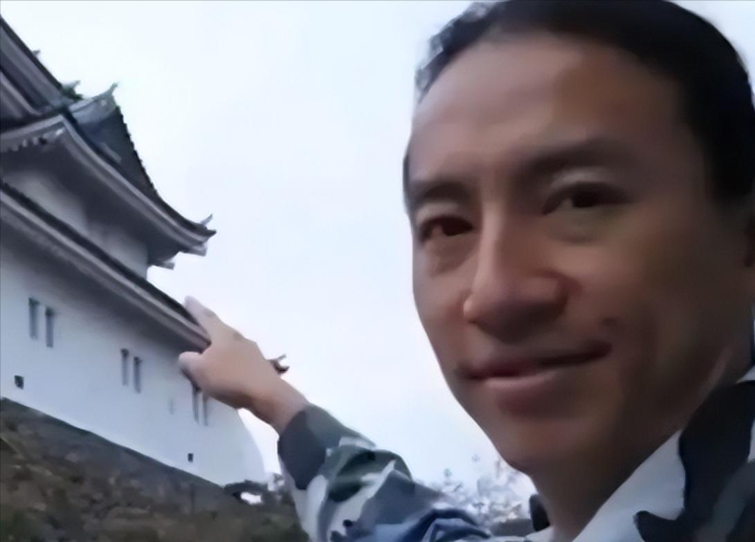 2011年，一名中国男子在日本遭遇地震后，前往当地担任志愿者，他意外地发现，许多