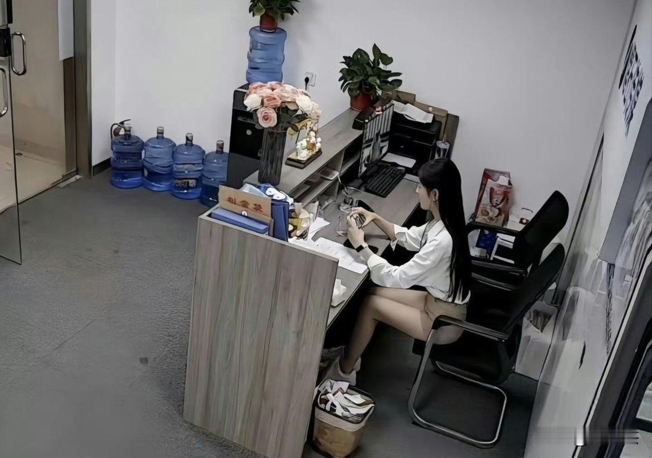 不懂就问，明明举报前台玩手机，为什么老板把举报的人开除了！[捂脸哭]