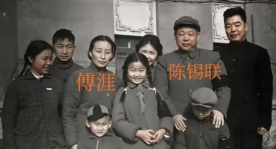 1955年授衔，陈赓是大将，妹夫谭政是大将，连襟陈锡联是上将。更离谱的是，他家小