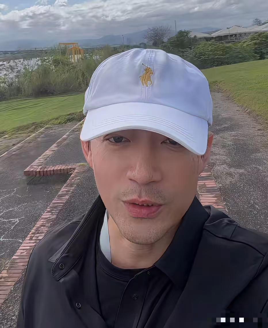 小菲终于明白过来了！他怎么天天不工作，天天陪老婆孩子，不是在湾湾就是在路上。没有