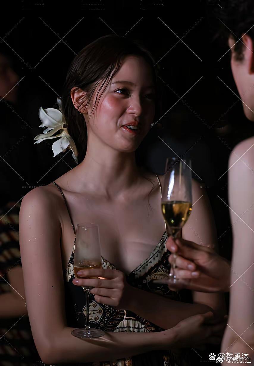 欧阳娜娜vogue晚宴现场生图，性感睡衣样式吊带裙