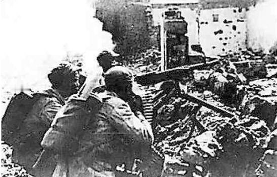 1945年，两名中国士兵为了避开日军，专挑崎岖的山路走，本以为这样就可以高枕无忧