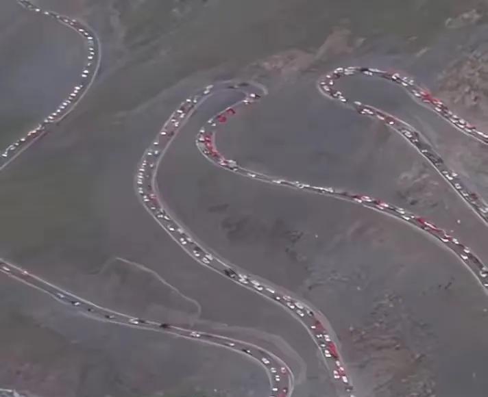 自驾旅游新疆，独库公路为什么成了堵哭公路？一，路险，女司机较多，技术欠佳二，