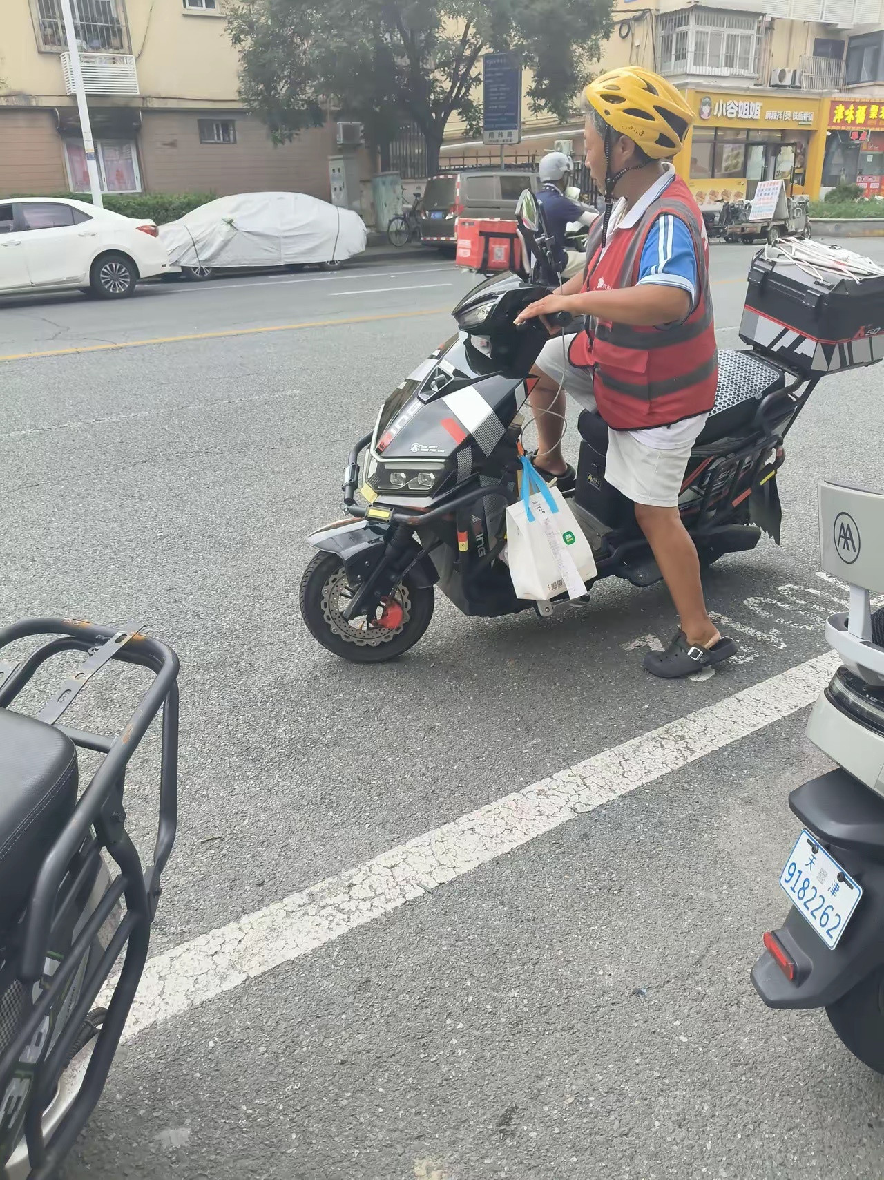 一直以为，我是送外卖骑手年龄的天花板，今天看见一个大哥，估计六十五六了，下午看见