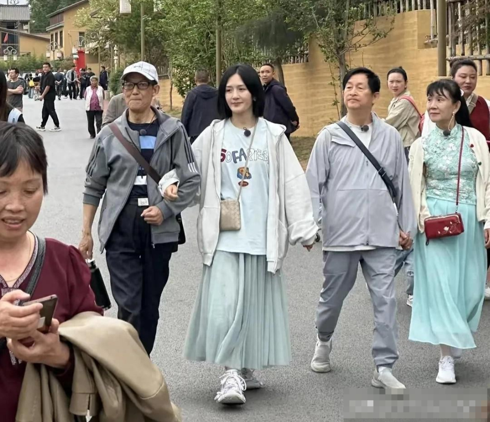 她在湖南卫视当主持人时，颜值属于顶级美女了，比年轻时的李湘好看多了。怎么现实生活